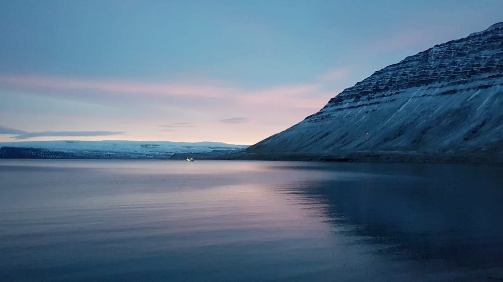 Länsivuonot Islanti huvila meren rannalla